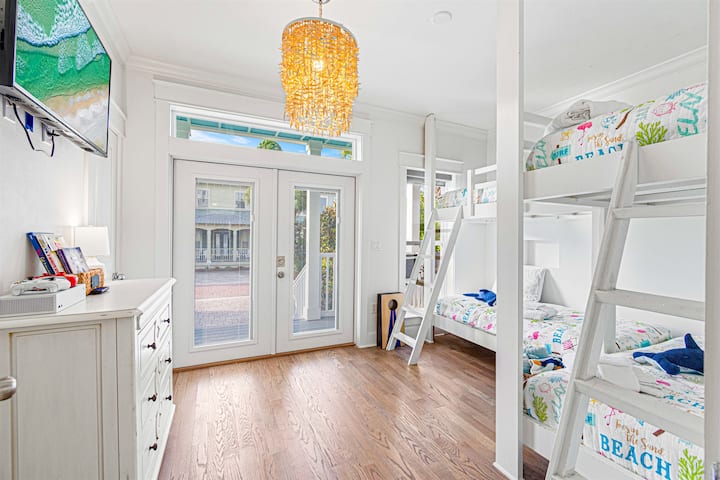 เตียงสองชั้นคู่ชั้นแรก - ห้องพักที่เหมาะสำหรับเด็กนี้สามารถเข้าถึงได้ทั้งด้านหน้าและด้านหลังของที่พัก ให้เด็กๆเพลิดเพลินกับสวรรค์ของตัวเองห้องพักสองชั้นตกแต่งมีตู้เสื้อผ้าห้องน้ำในตัวและทีวี สถานที่พักผ่อนที่สมบูรณ์แบบสำหรับการเข้าพักบนเตียง