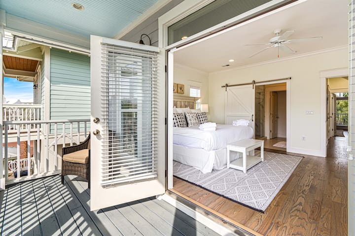 ห้องนอนคิงไซส์ชั้นสอง - ดื่มด่ำกับความหรูหราบนชั้นสองพร้อมห้องนอนคิงไซส์ที่มีห้องน้ำในตัวที่น่าตื่นตาตื่นใจพร้อมอ่างอาบน้ำเพื่อการพักผ่อนที่ดีที่สุด ก้าวขึ้นไปบนระเบียงมีที่นั่งและวิวที่สวยงามมองเห็น Seacrest B