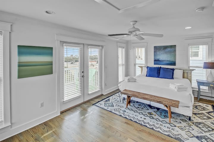 ห้องนอนคิงไซส์ชั้น 3 พร้อมห้องน้ำส่วนตัว - ตั้งอยู่บนชั้นบนสุดของบ้านและมีระเบียงส่วนตัว ยังมีบาร์เปียกโต๊ะทำงานและระเบียงแยกต่างหากพร้อมเฟอร์นิเจอร์และเหมาะสำหรับการชมพระอาทิตย์ตกดิน 