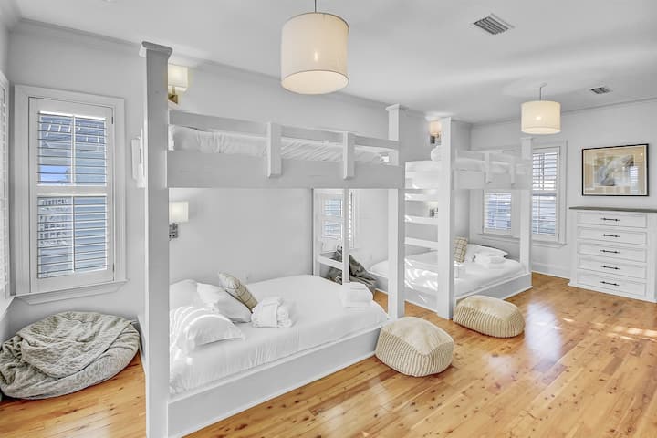 Sala de literas dobles tamaño queen: ¡el mejor lugar para niños o adolescentes en la familia! Este espacio cuenta con literas dobles tamaño queen, lo que garantiza que todos tengan un lugar acogedor para descansar. Con dos televisores montados, videojuegos y dos porches, es un paraíso de entretenimiento. 