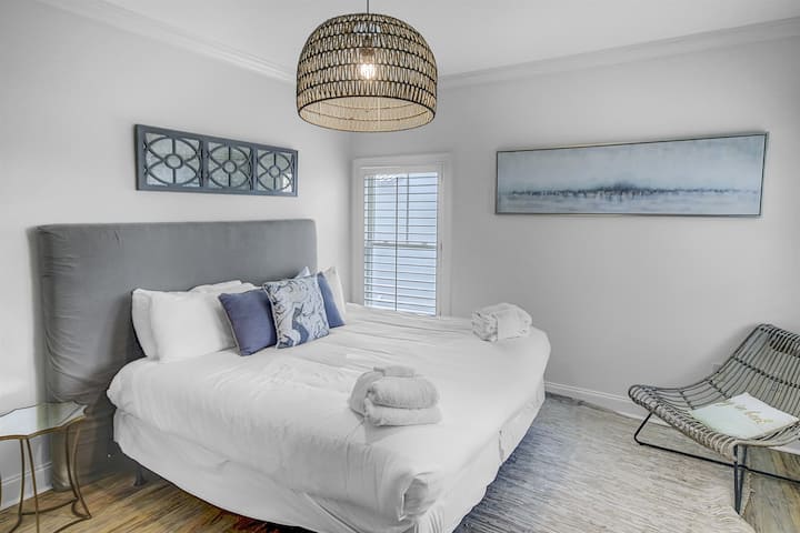 Dormitorio tamaño king en el segundo piso en el segundo piso con un dormitorio king con un increíble baño adjunto. Este dormitorio incluye una cómoda, un armario y un televisor grande. 