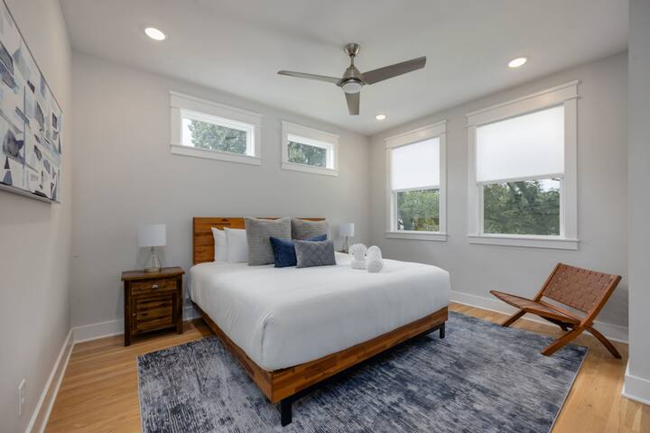 East Oasis | Private Pool + Putting Green gallery image 3