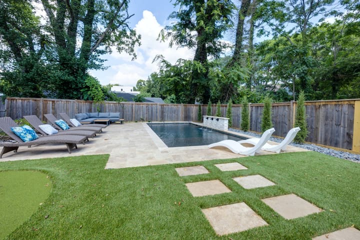East Oasis | Private Pool + Putting Green gallery image 2