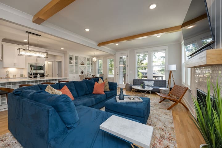 East Oasis | Private Pool + Putting Green gallery image 4