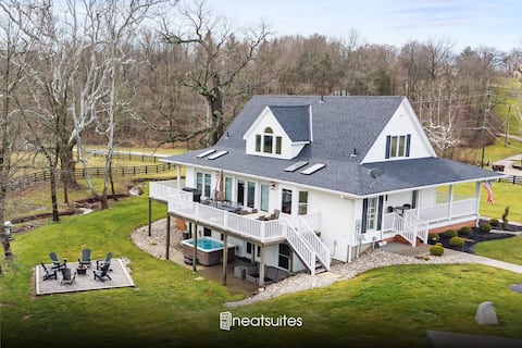 Country Home with Hot Tub, Fire Pit, for 10 Guests