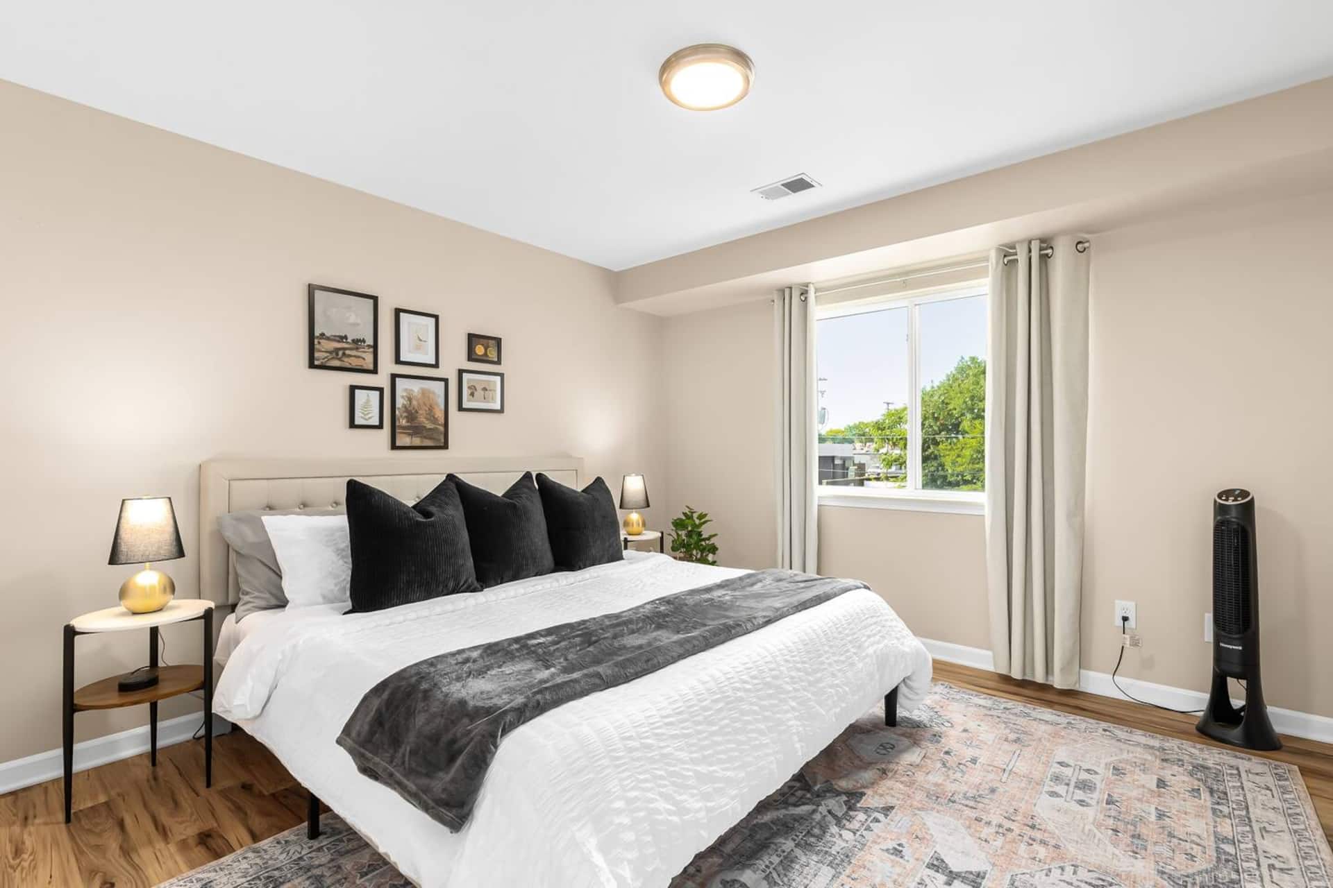 Modern & Cozy 1BR Upper Flat | King Bed + Laundry