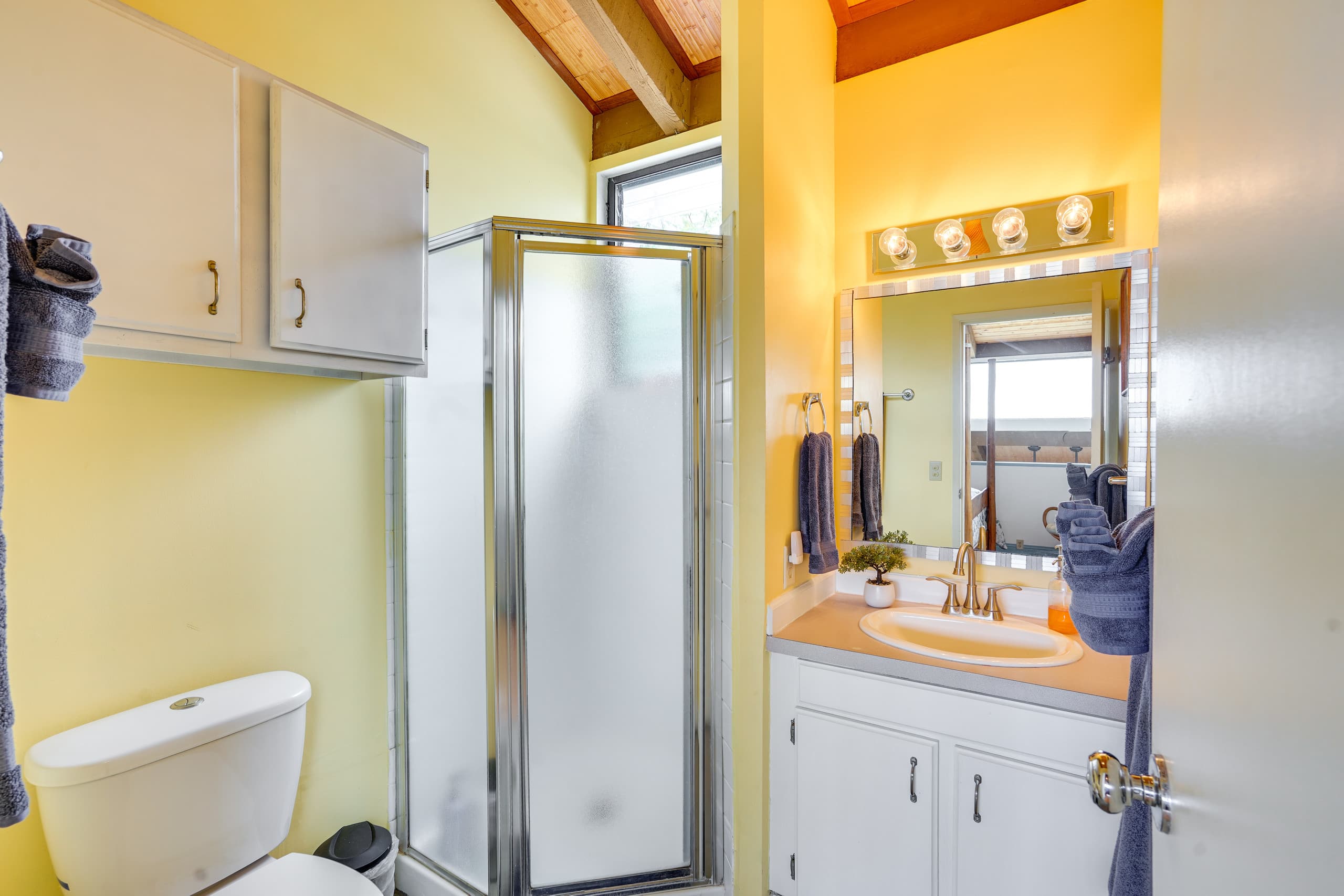 Condo in Kailua-Kona · ★4.8 · 2 bedrooms · 2 beds · 2 private baths - Image 19