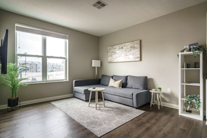 Apartment Right Outside Downtown - Columbus, OH