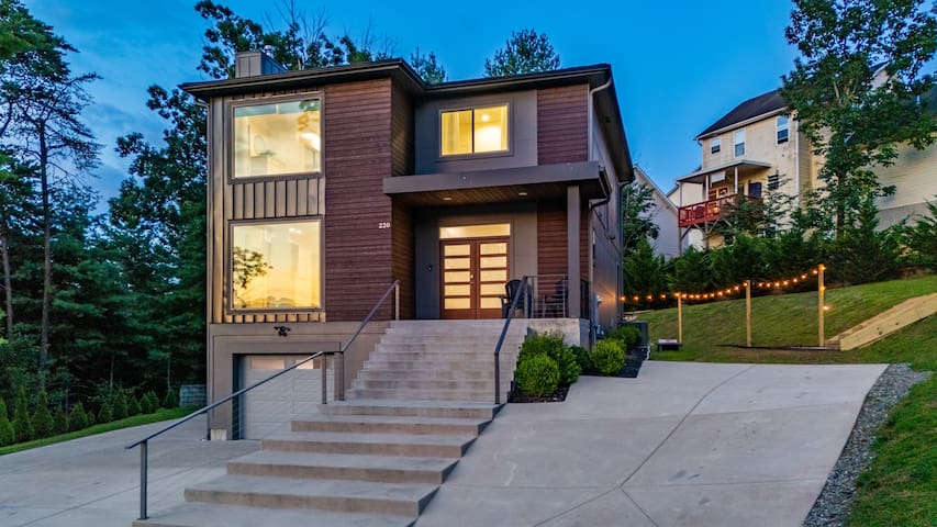 Modern Escape | Hottub, Firepit, Views, 4mi to AVL