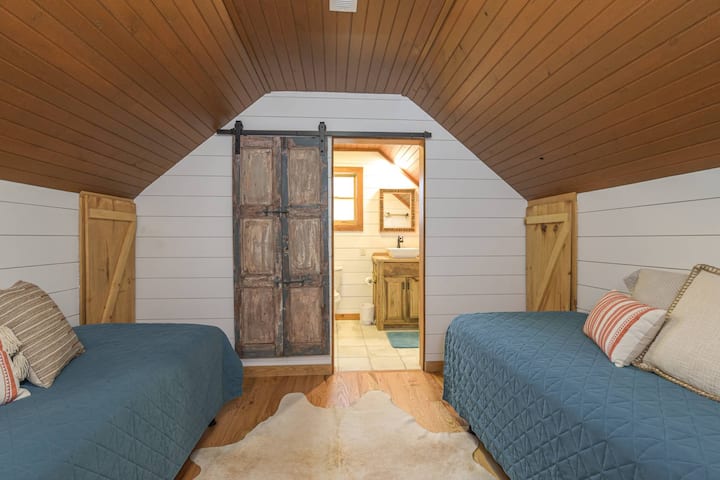 El dormitorio loft cuenta con camas individuales individuales.
