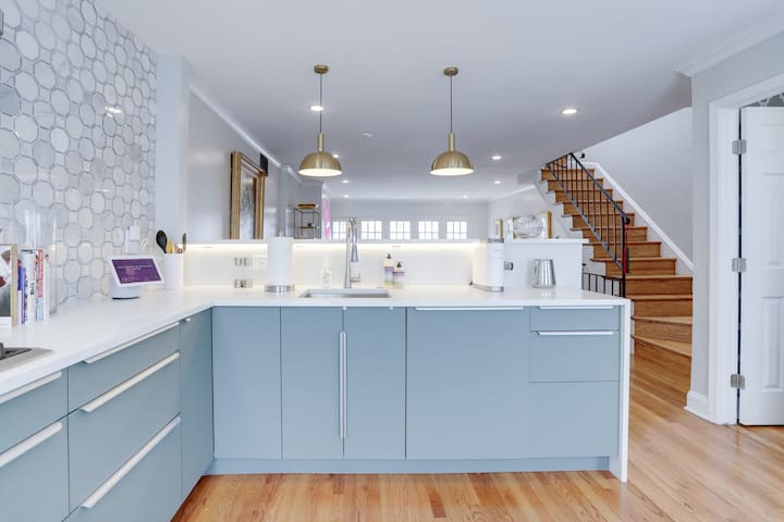 Sojourn A Chic 3 BR | Capitol Hill