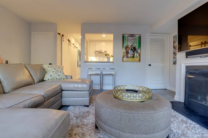 Sojourn A Chic 3 BR | Capitol Hill gallery image 4