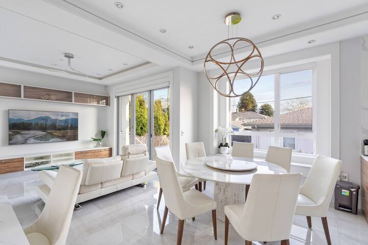 Central Luxury Home | Views & Private Cinema gallery image 4