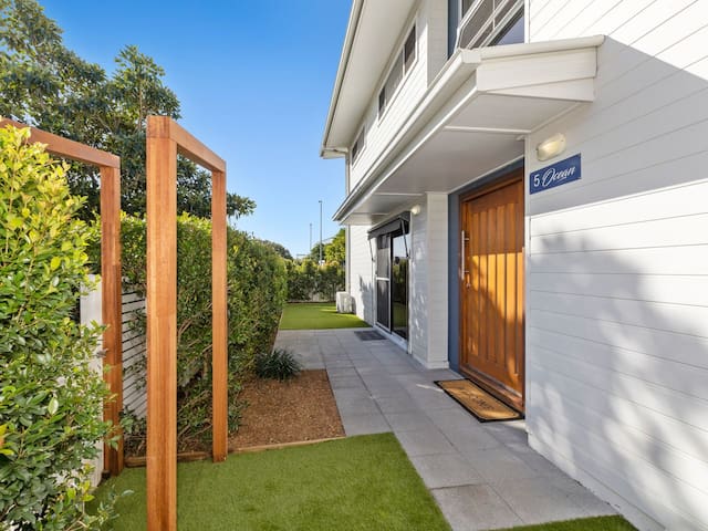 Oceans Five – Beachside Paradise