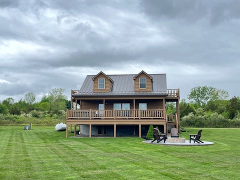 Castello:cabin with hot tub, pool table, lakeview