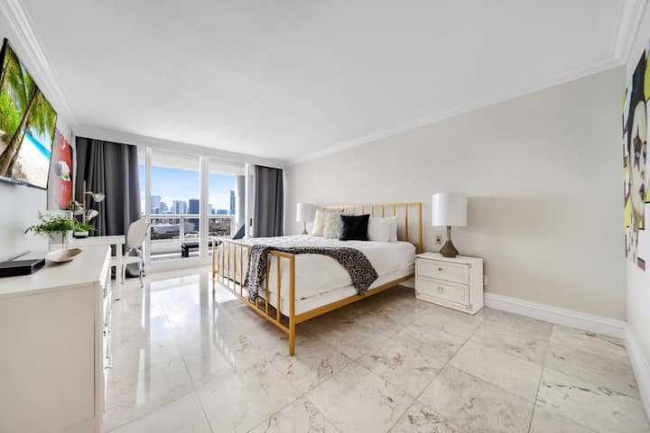Central Long Stay Base | Gym & Balcony | Staycozy - Miami, FL
