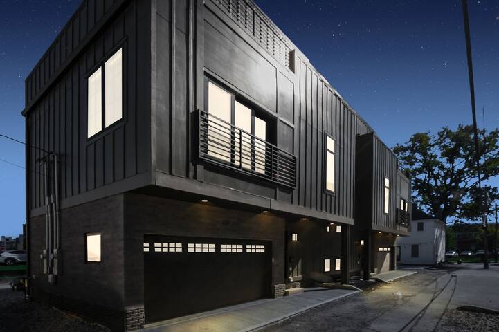 NEW Italian Village Home w/ Rooftop Deck gallery image 3