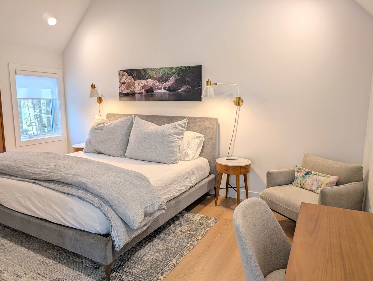 غرفة نوم بسرير كبير في الطابق العلوي