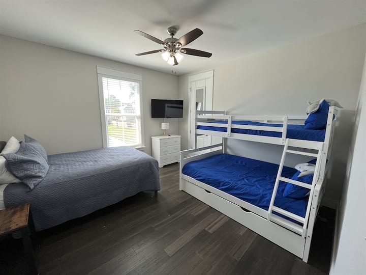 سرير كبير وأسرّة بطابقين رقم2