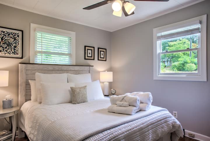 The Grape Escape - Bedroom Two - Queen Bed