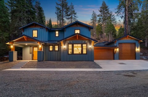 Luxurious Getaway w/ Hot Tub & Sauna