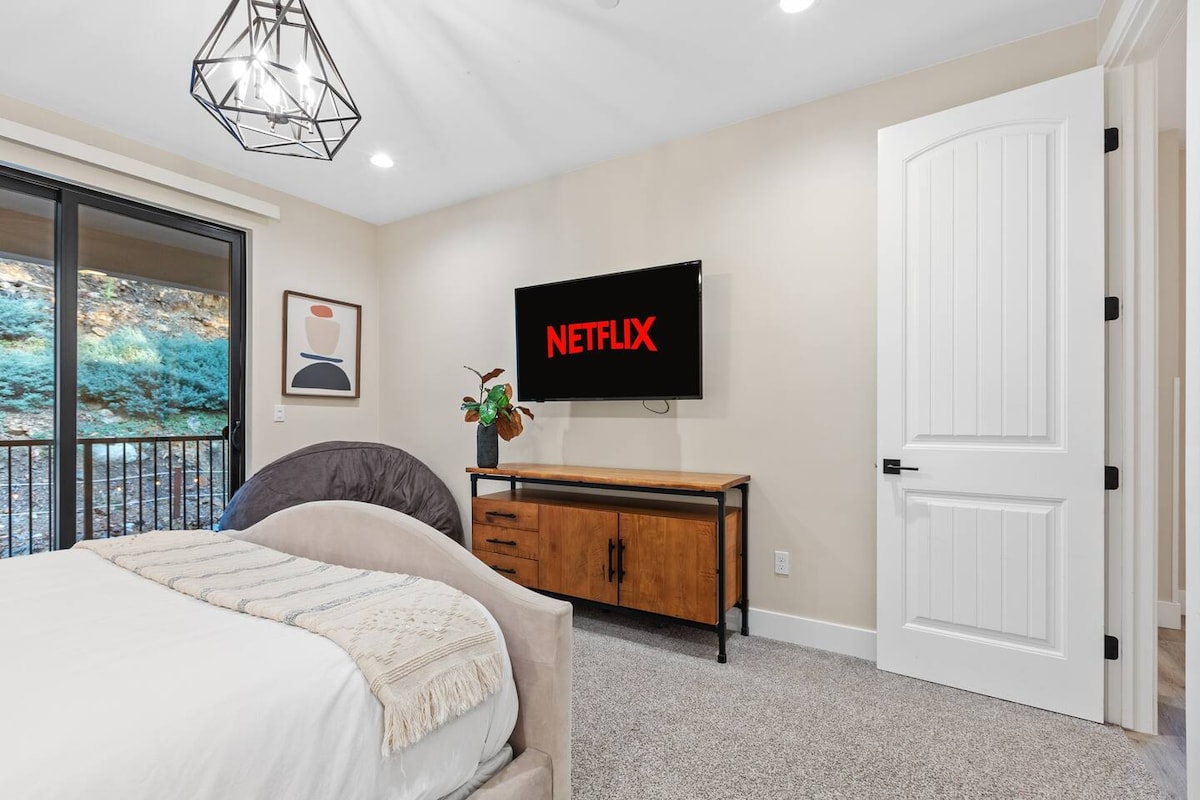 ห้องนอนขนาดควีนไซส์ตั้งอยู่ชั้น 2