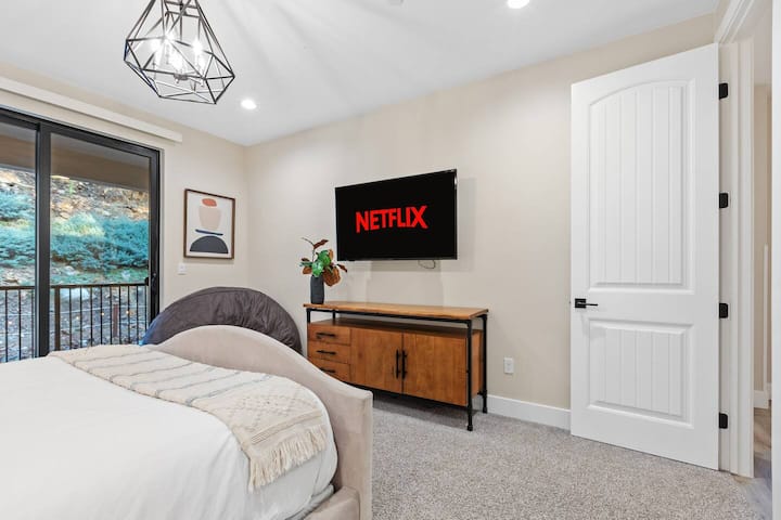 חדר שינה בגודל קווין סייז בקומה השנייה