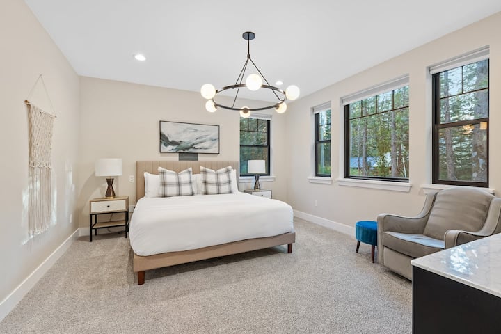 חדר שינה ראשי עם מיטת קינג סייז הממוקם בקומה הראשית עם חדר רחצה ומקלחת 