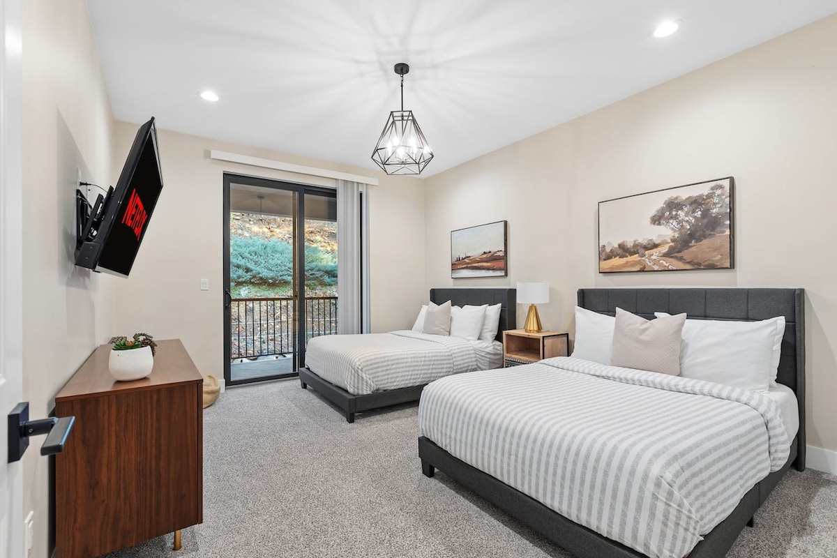 เตียงควีนไซส์ 2 หลังสำหรับ 4 คนตั้งอยู่ชั้น 2 ถัดจากห้องน้ำเต็มรูปแบบในโถงทางเดิน 