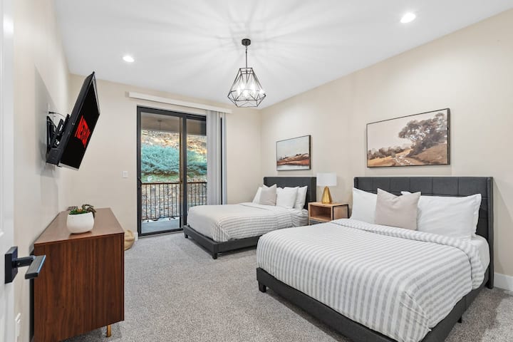 2 מיטות קווין סייז  ל -4 אנשים , ממוקמת בקומה השנייה ליד חדר רחצה ושירותים במסדרון 