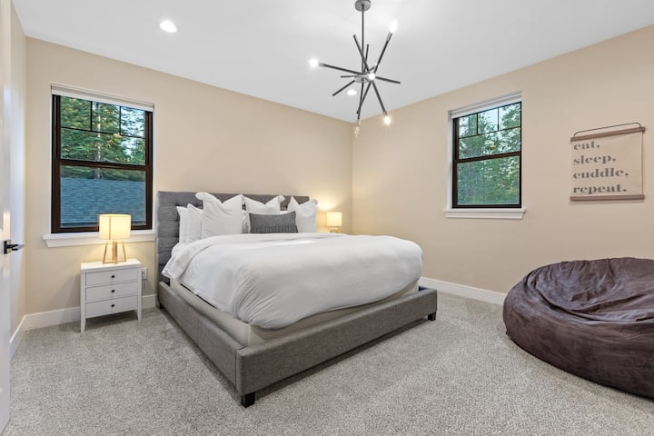 חדר שינה ראשי בגודל קינג סייז הממוקם בקומה השנייה 