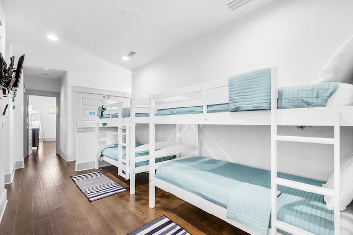 מיטות קומתיים בקומה השנייה