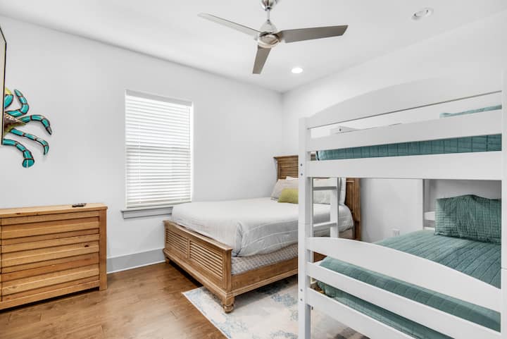 חדר שינה לאורחים עם 3 מיטות