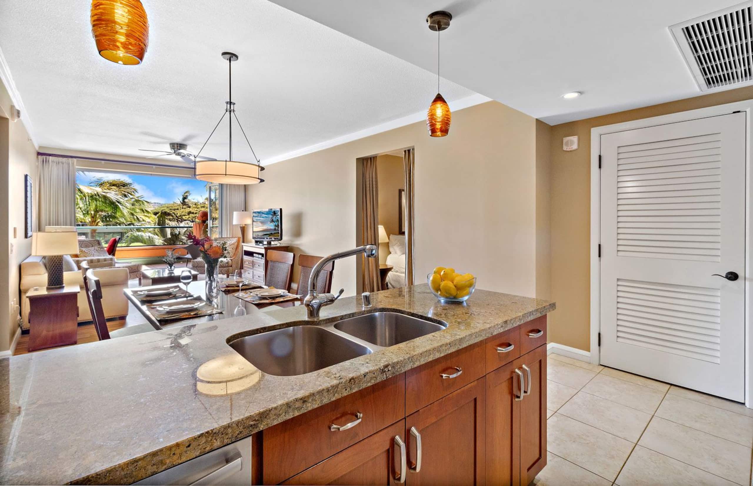 Condo in Lahaina · ★4.89 · 2 bedrooms · 3 beds · 1 bath - Image 4