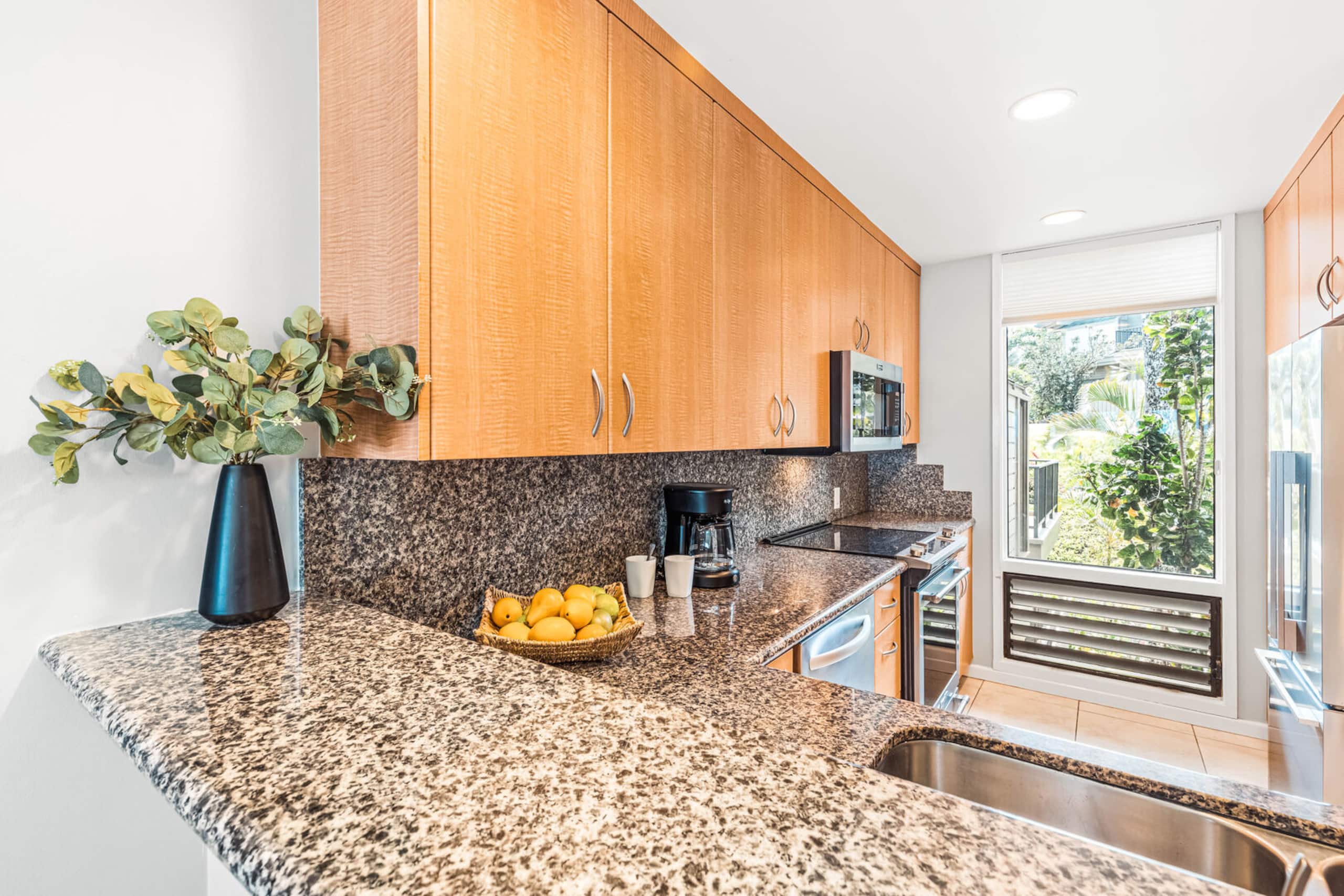 Condo in Lahaina · ★4.91 · 1 bedroom · 2 beds · 1.5 baths - Image 8