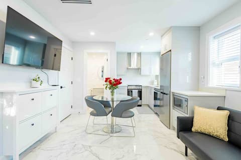 Successful Airbnb property: Serene Pearl | Modern 1BR Laneway Home in Sunset