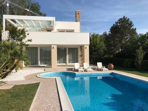 Beautiful Modern Villa in Albarella by Beahost