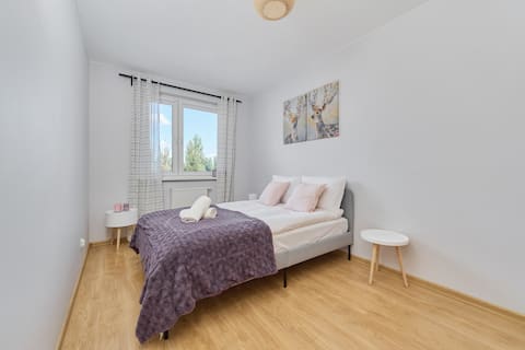 Top Airbnb: Practical Apartment | Parking, Balcony, Workspace in Krzyki Partynice