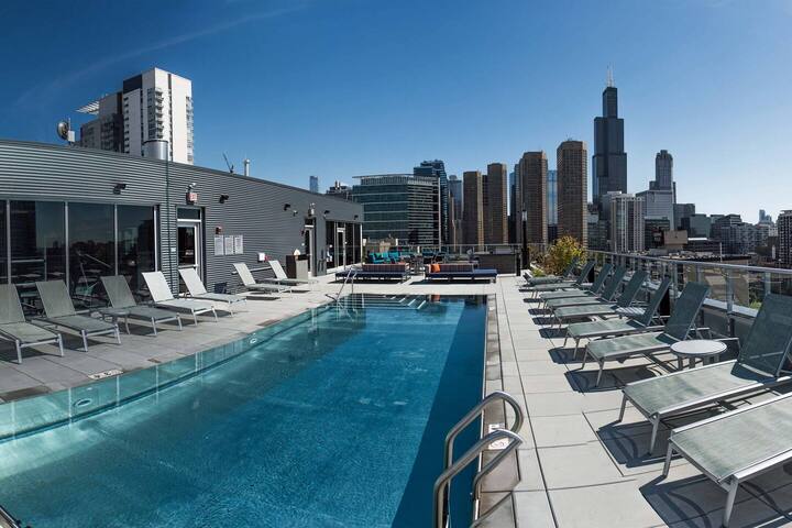 Million Dollar Views! Luxury Downtown Skyhouse! gallery image 2
