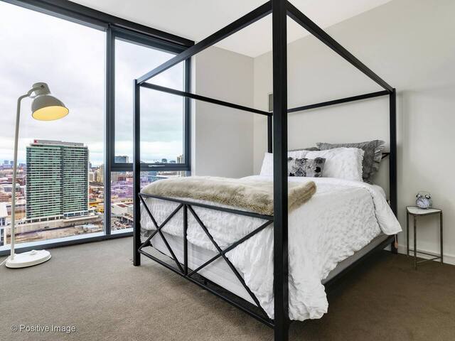 Million Dollar Views! Luxury Downtown Skyhouse! gallery image 5