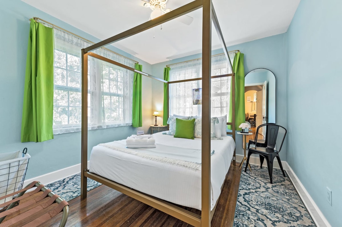 Habitación luminosa con acentos verdes