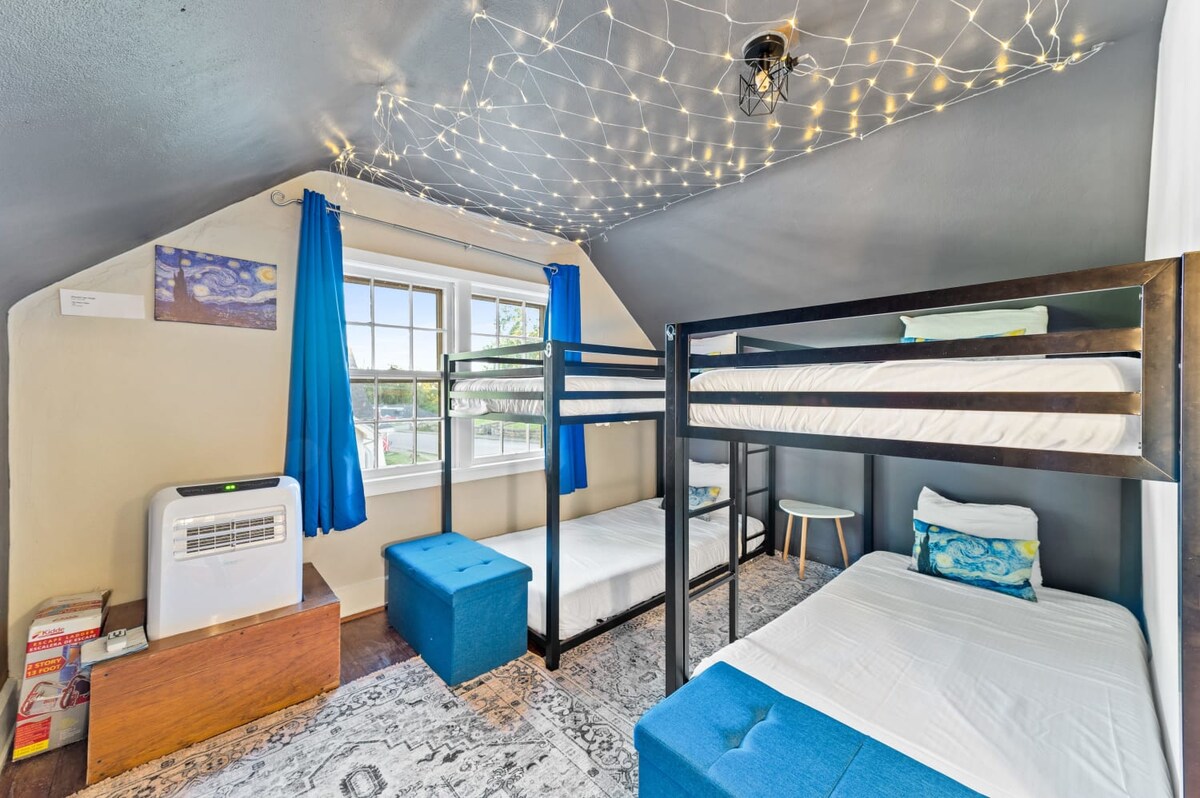 Habitación con literas con luces de hadas