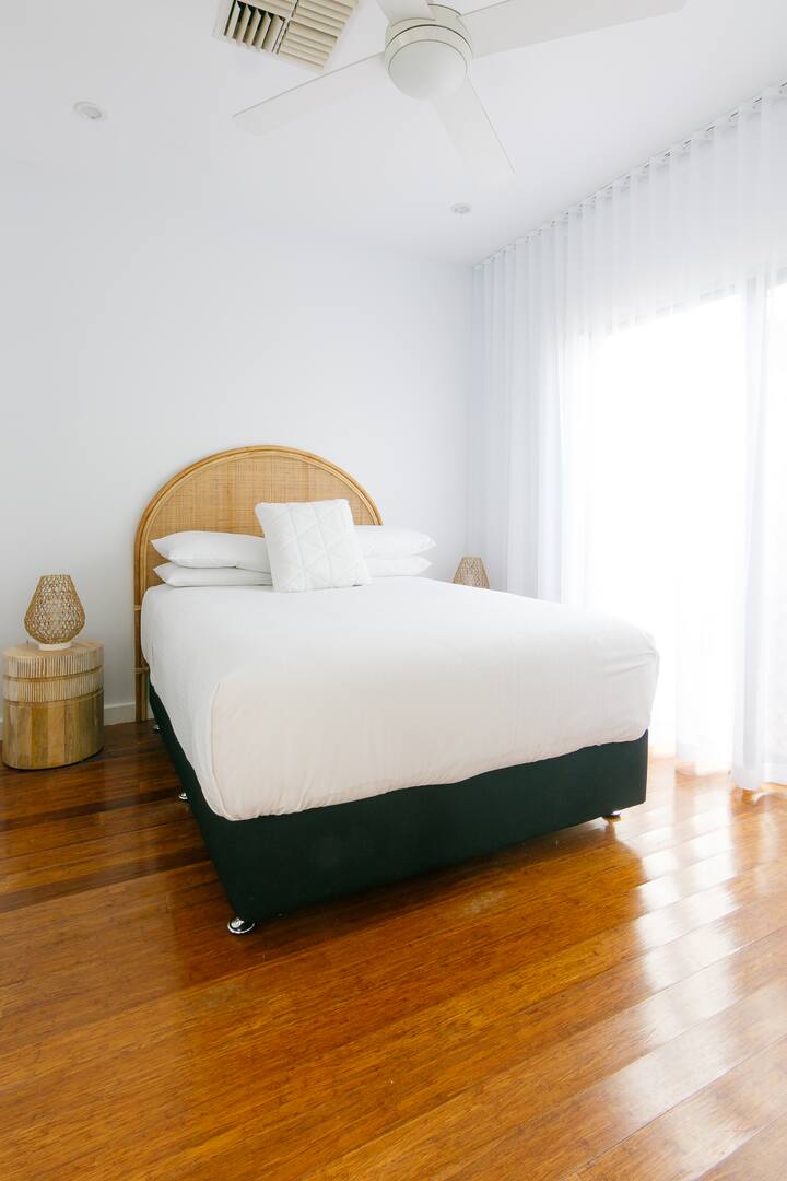 Dormitorio 4 - Cama tamaño queen, en la planta baja Seaview Rd End