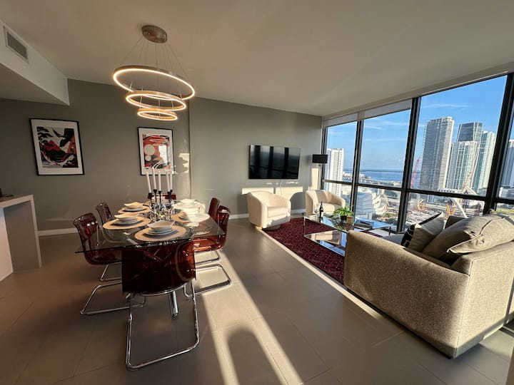 Luxury 2br Skyline Balcony + Free Parking - Miami, FL