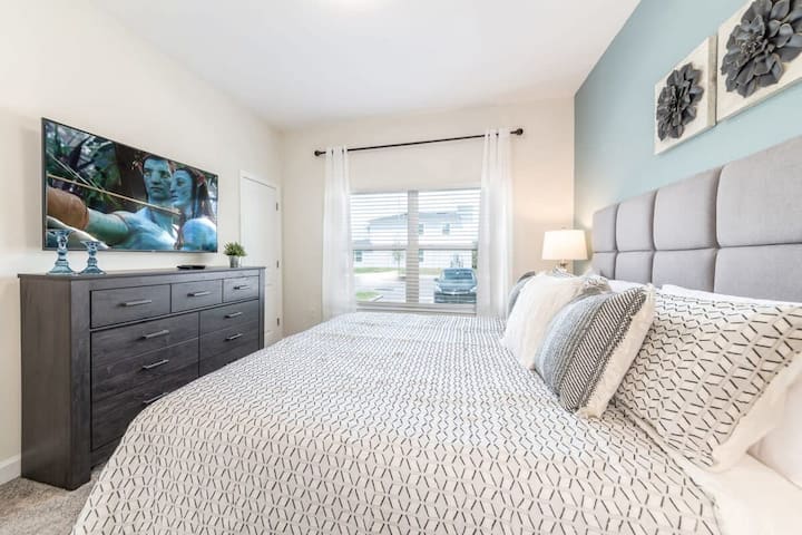 dormitorio con cama tamaño king