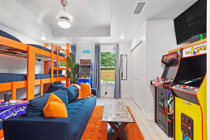Near UF Stadium | Sleeps 12 | Arcade + Mini Golf - Houses for Rent