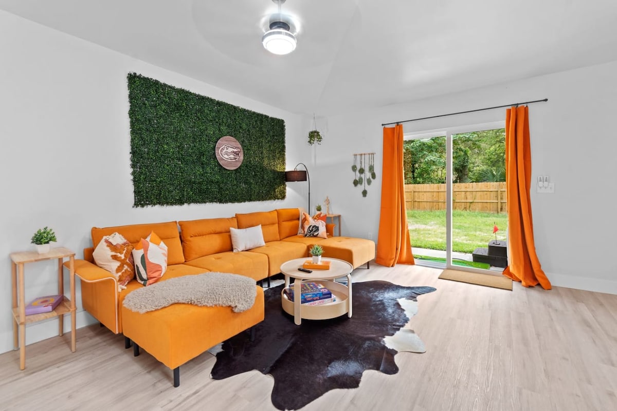 Near UF Stadium* - Sleeps 12 | Arcade + Mini Golf - Houses for