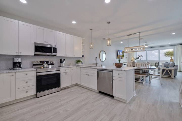 Casa Al Mare 102: Gulf Views & Private Beach Trail - Indian Rocks Beach, FL