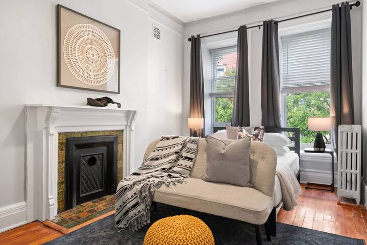 Historic 3-Bed Brownstone, near Trains gallery image 2