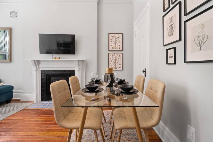 Historic 3-Bed Brownstone, near Trains gallery image 4